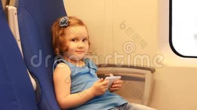 女孩在<strong>火车上</strong>玩智能手机。